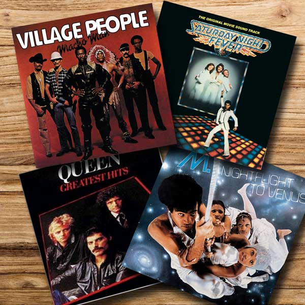 Collage von Schallplatten-Covern der 1970er-Jahre (Village People, Saturday Night Fever, Queen, Michael Jackson) – Symbol für DJ eMPis Musik der 70er.